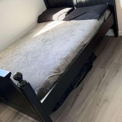 Cama Full Size + en Madera Maciza/ Wood Full Size + bed