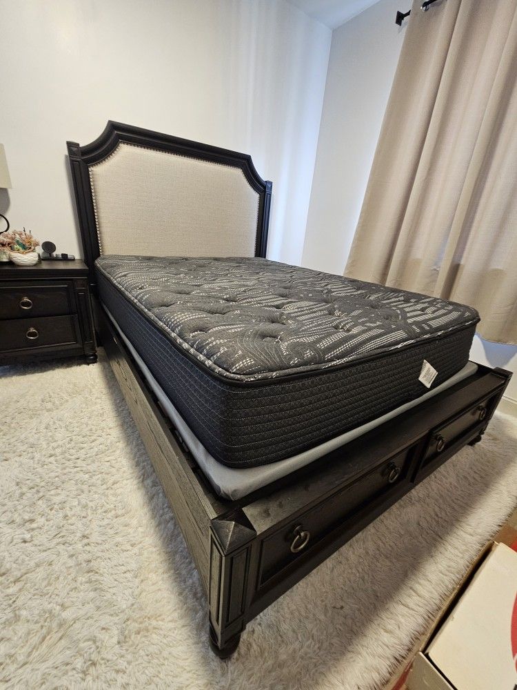 Raymour & Flanigan Donatella Queen Platform Storage Bed Frame, Bunkie Board & Mattress (MSRP$1,798)