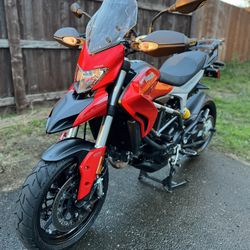 Ducati Hyperstrada 821