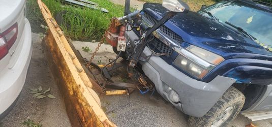 03 Chevy Avalanche With Snow Plow