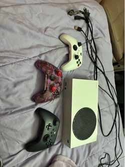 Xbox series S + 3 controllers
