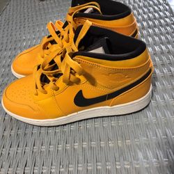 Air Jordan 1 Mid SE “Yellow Toe” & Air Jordan 1 Mid SE  “Star Patch”