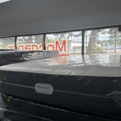 QUEEN SIZE SIMMONS BEAUTYREST PLATINUM MATTRESS & BOX SPRING BED SET