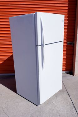 Free Delivery Super Clean Works Perfectly Top Freezer Apartment Refrigerator Frigidaire 18 CuFt