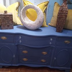 CUTE BUFFET OR TV STAND AT PICKY PINCHERS 801 TURNER ST CLEARWATER OPEN TODAY 12-6 FREE DELIVERY 
