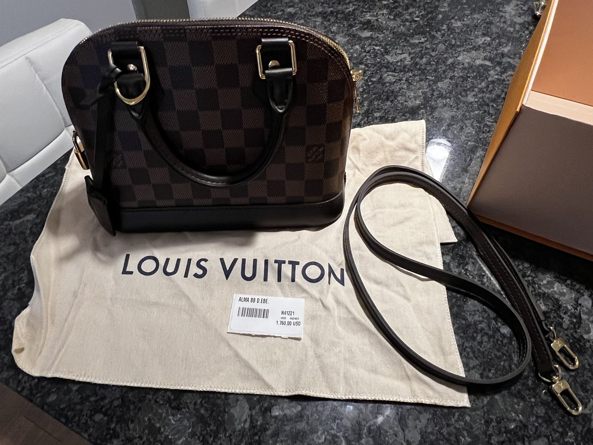 Louis Vuitton 3-in-1 Crossbody Bag for Sale in Dallas, TX - OfferUp