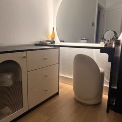 Full Vanity With Chair