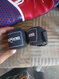 Boxing gloves and boxing straps