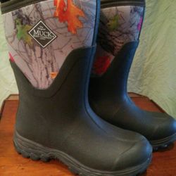 New Women's Muck Boots - Camo