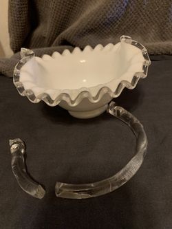 Damage Milk Glass Bowl (handle Broken)