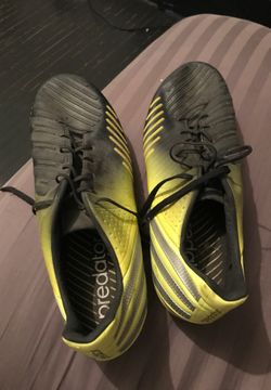 Soccer shoes