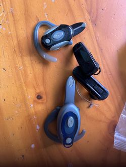 Lot of 3 Bluetooth Earpieces Motorola Samsung