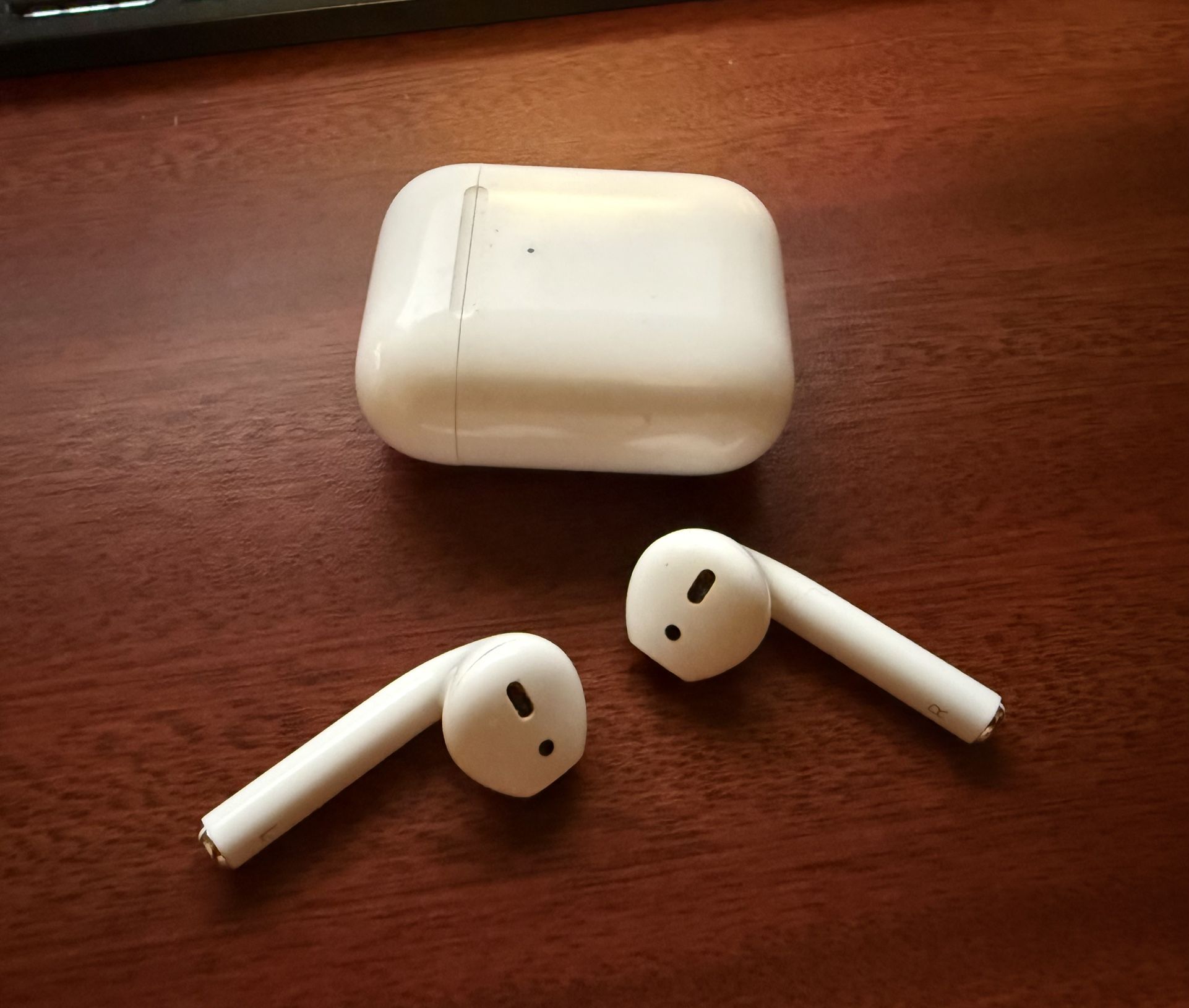 AirPods with Wireless Charging Case