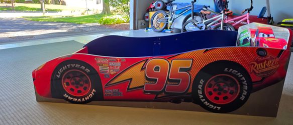 Delta Children Disney/Pixar Cars Wood Toddler Bed with MATTRESS!! Like NEW!