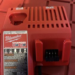 18 v charger milwaukee 