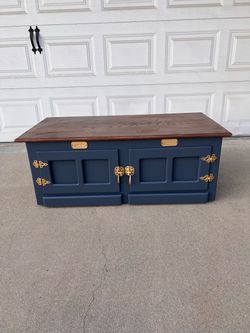 White Clad coffee table with lift top