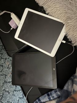 2 Apple IPads