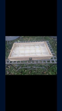 Display case./dividers 