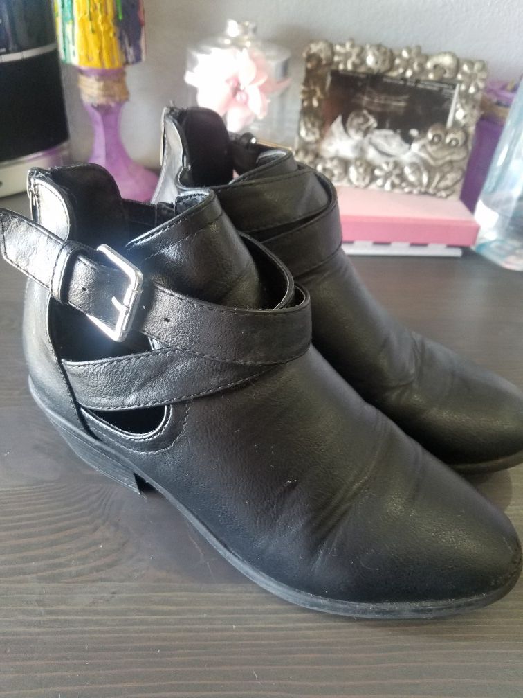 Size 2 girls boots/ botas para niña size 2