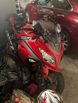 2016 KAWASAKI NINJA 300 GREAT CONDITION & LOW ORIG.  MILES