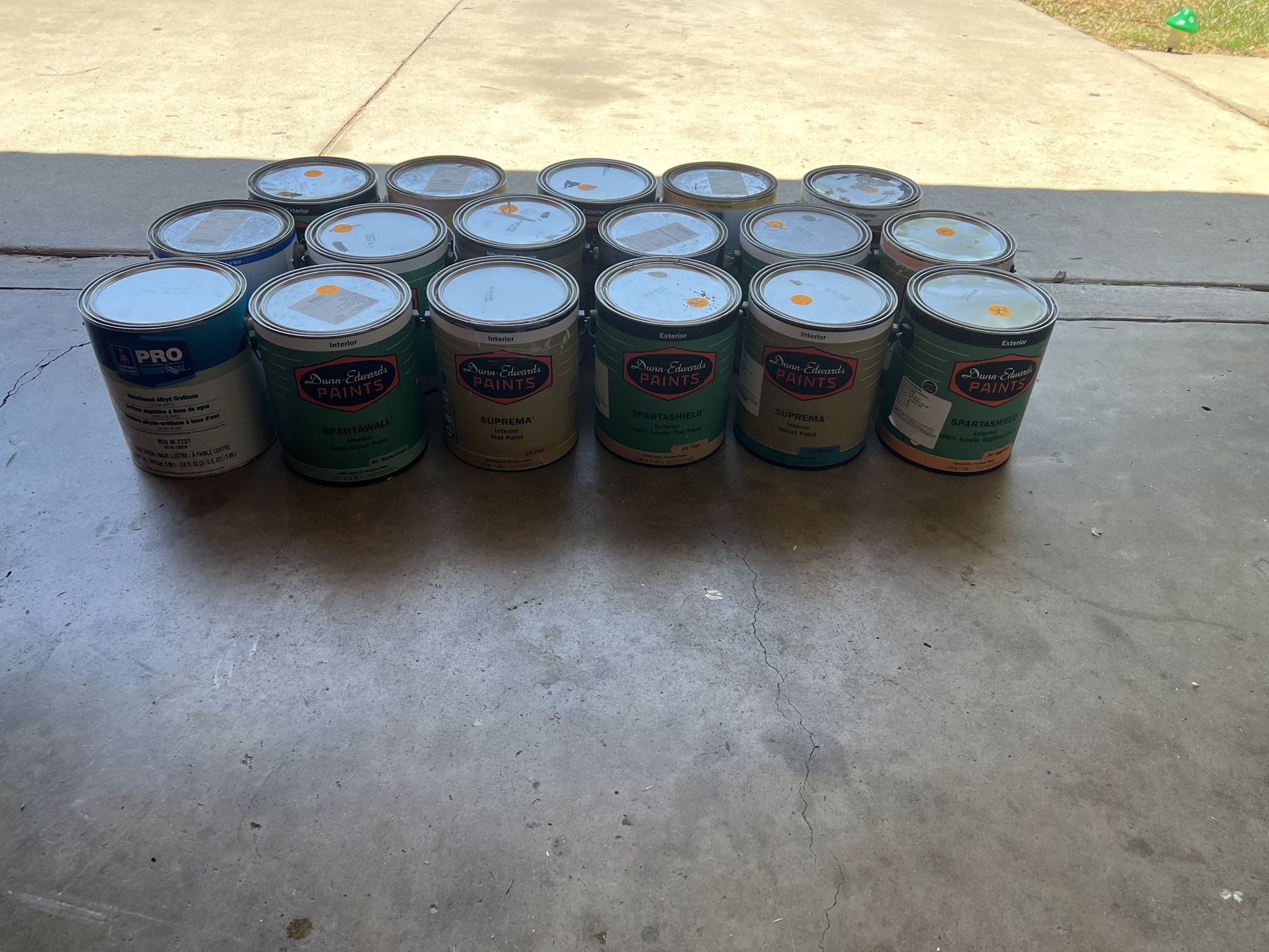Pintura de 1 Gallon Dann-Edward’s y Sherwin Williams $40 Each 