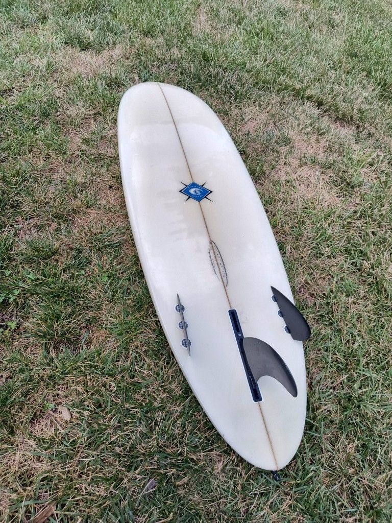 6 Ft Surfboard In Excellent Shape