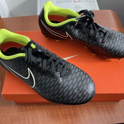 Soccer Cleats Size 5