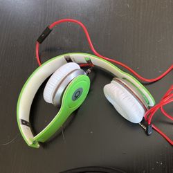 Beats pro. No Charger