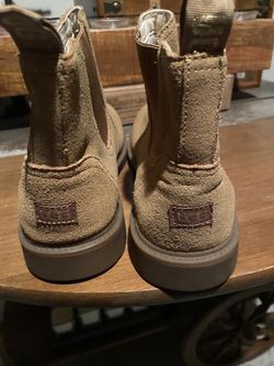 Kids youth Size 6, Women’s 7.5-8 Short Beige, Gold Sparkle Uggs