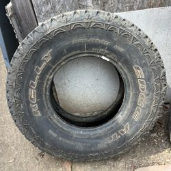 Tire 31x10.5 R15