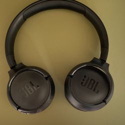 JBL Wireless Over Ear Headphones
