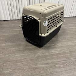 New . 32” Dog Kennel With Large Front Gate / ***Small Damage***