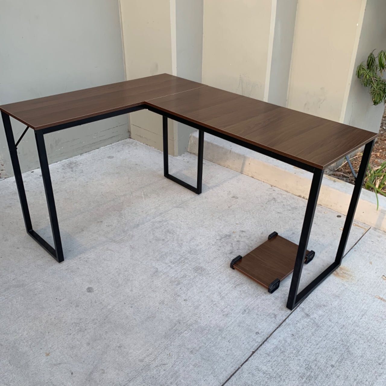 New In Box 57x44x30 Inch Tall Corner L Shape Office Computer Desk Table Brown Color Top With Steel Frame 