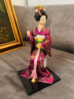 Muñeca japonesa de geisha sentada