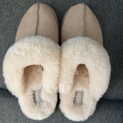 UGG slippers — brand new size 10