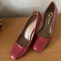 It’s Very Good Shoes Never Been Used The Size Is 7.5 The Color Is Red 