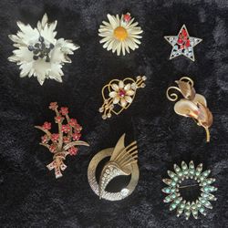 8 COSTUME BROOCHES