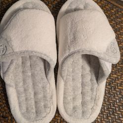 White & Light Gray  Isotoner Sippers Size 6.5/7