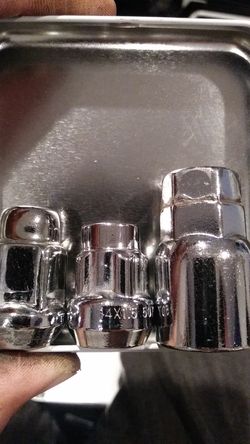 Set of lug nuts with lock 14× 1.5