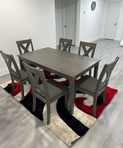 Beautiful Gray Dining Set, includes dining table and 6 chairs. Like new!! Delivery available for an additional cost.