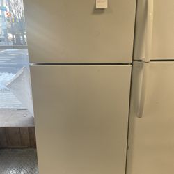 Hotpoint 28” Top Freezer-Bottom Refrigerator