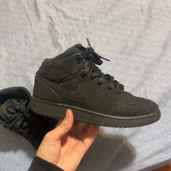 black jordan 1 