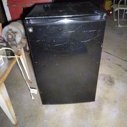G.E Mini Refrigerator 