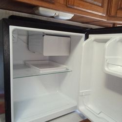 Mini fridge 
