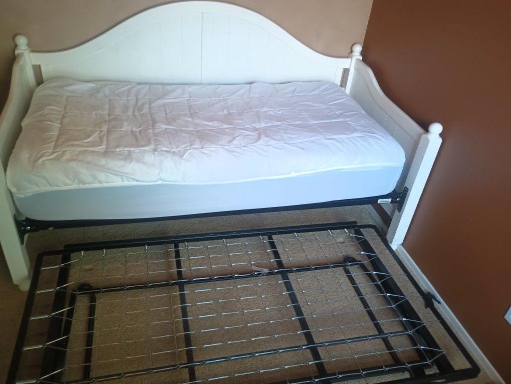 Wood Frame Twin Trundle Bed