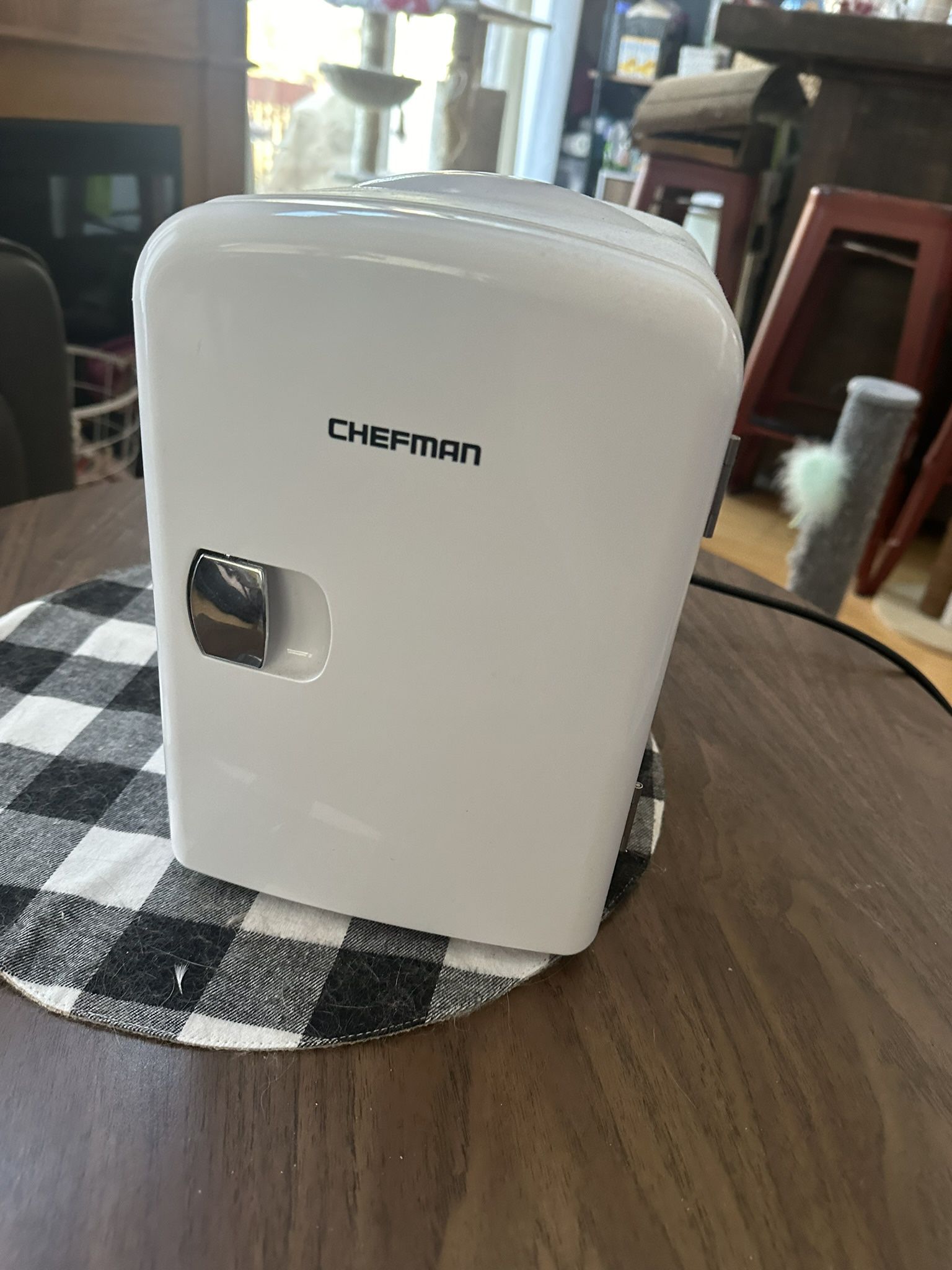 Chefman Portable Mini Fridge - cooling & warming capability 