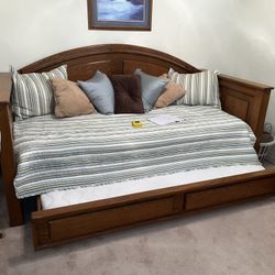 Wood Daybed With Trundle 