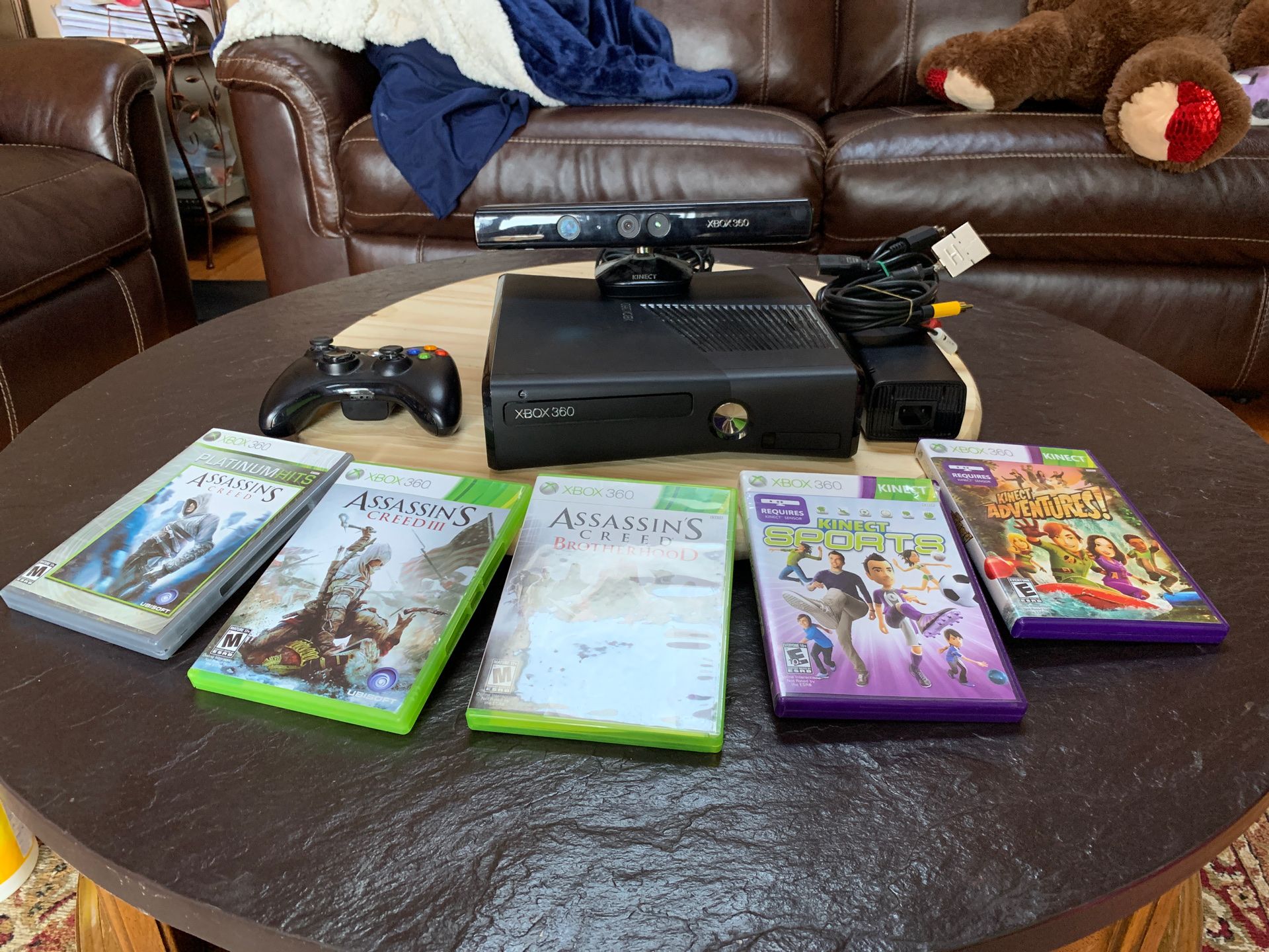 XBOX360 with XBOX360 KINECT AND 5 GAMES