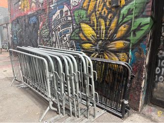 Interlocking steel crowd control barricades