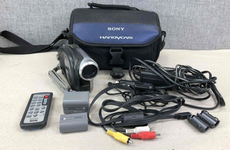 Sony HandyCam DCR-DVD203 12x Mega Pixel DVD Camcorder Video Camera.